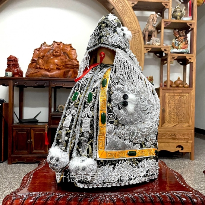 鑲玉龍袍_銀龍