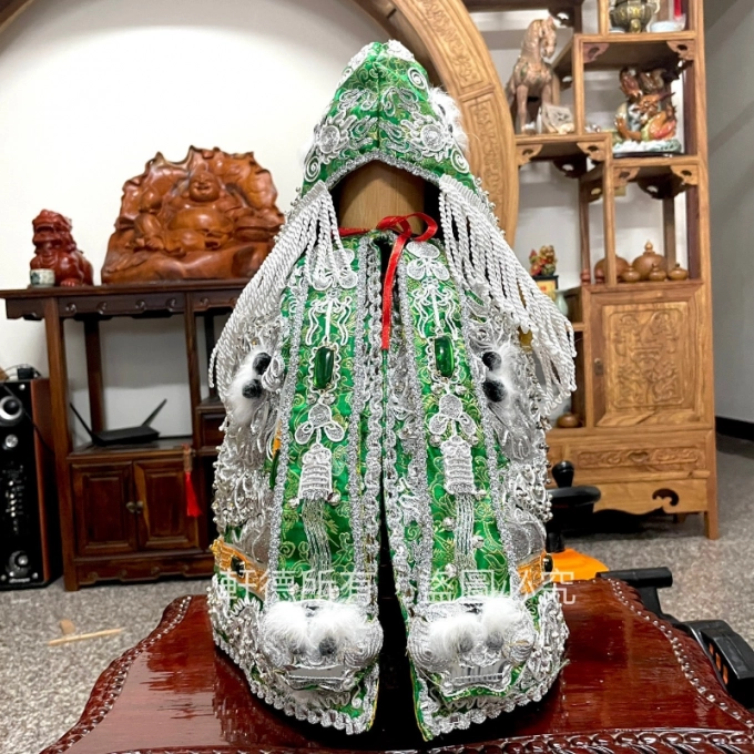 鑲玉龍袍_銀龍