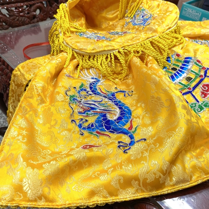 鑲玉龍袍_銀龍